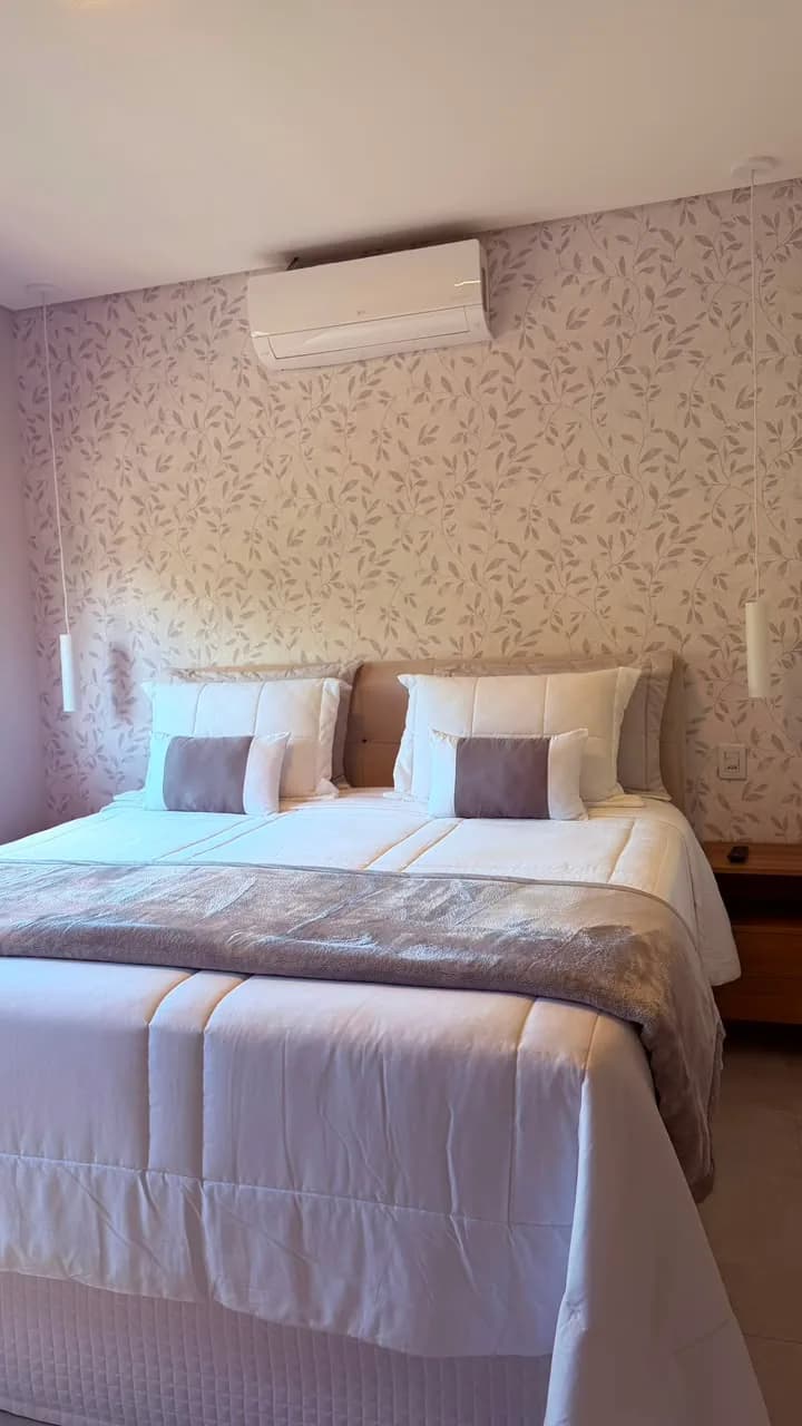 Papel de parede floral em tons neutros aplicado em quarto