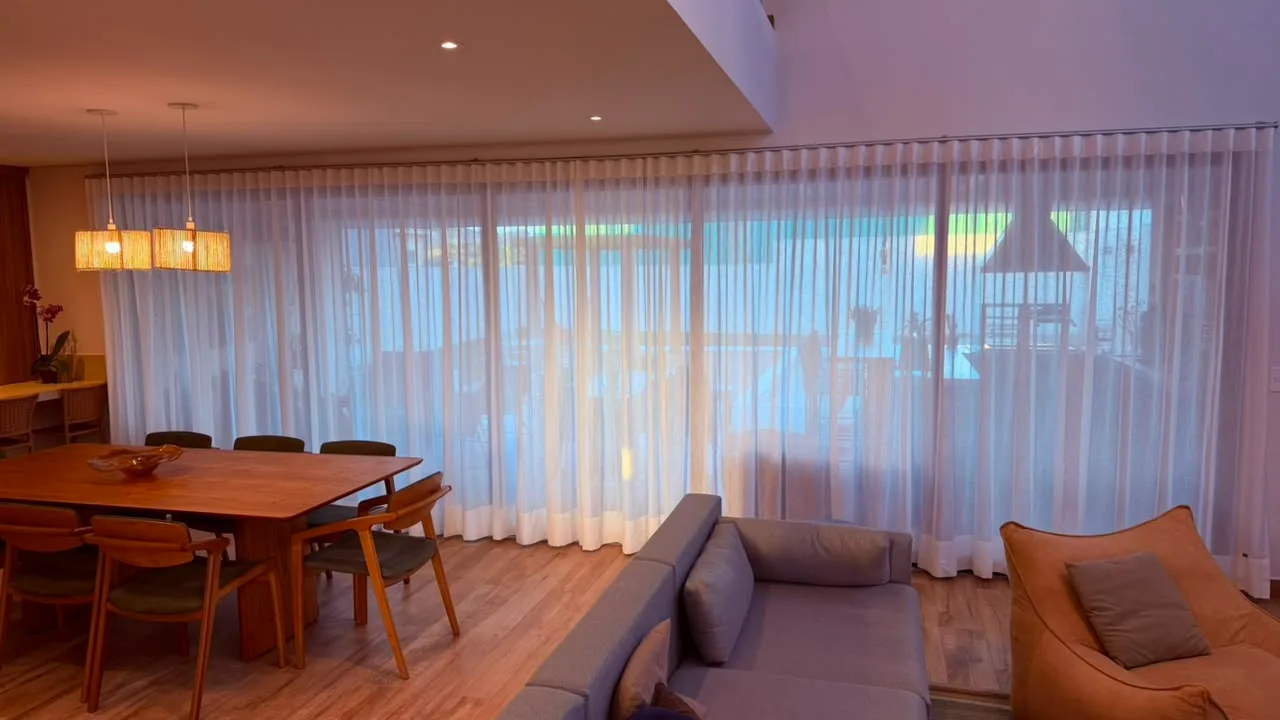 Sala de estar e jantar contemporânea com cortinas de voil sob medida